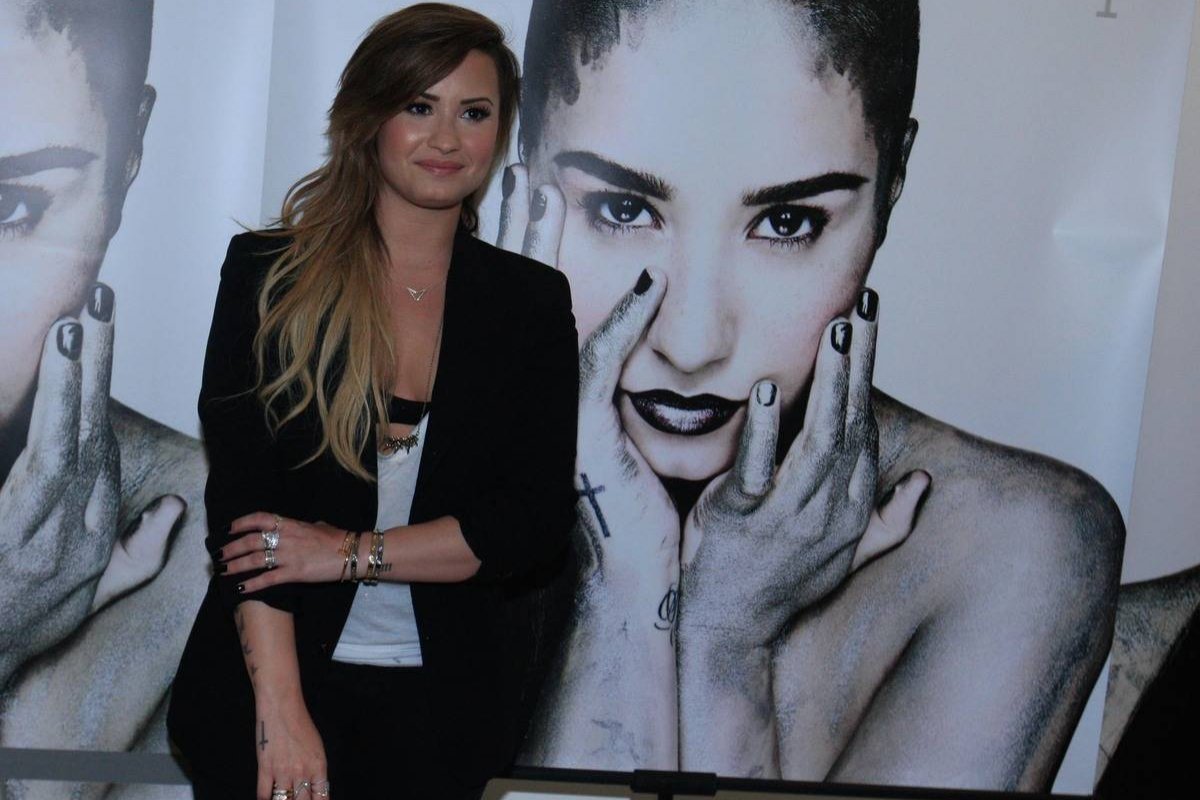 Demi Lovato diz que se identifica como uma pessoa não-binária
