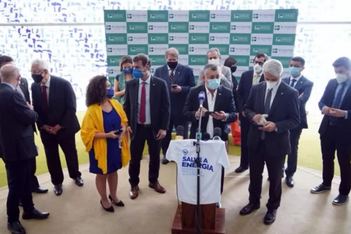 Oposição na Câmara entra com ação no STF para impedir privatização da Eletrobras