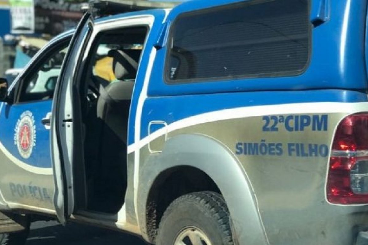 Suspeito de assalto a ônibus é agredido por passageiros e preso em Simões Filho