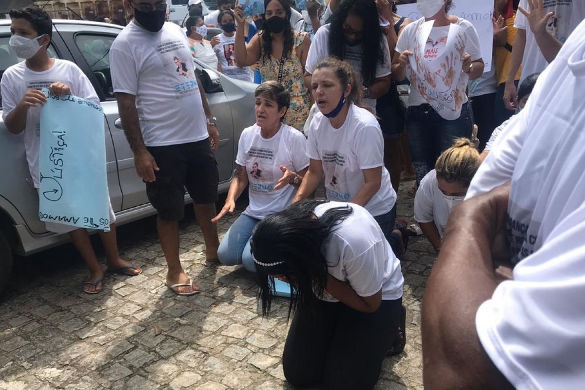 Grupo protesta na Estrada do Coco após morte de adolescente de 17 anos
