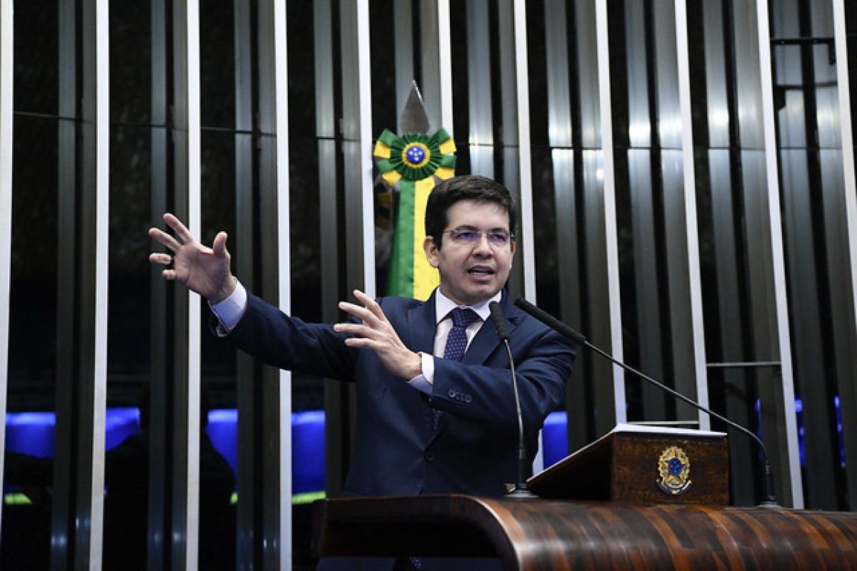 Randolfe pede quebra de sigilo de Pazuello na CPI da Covid