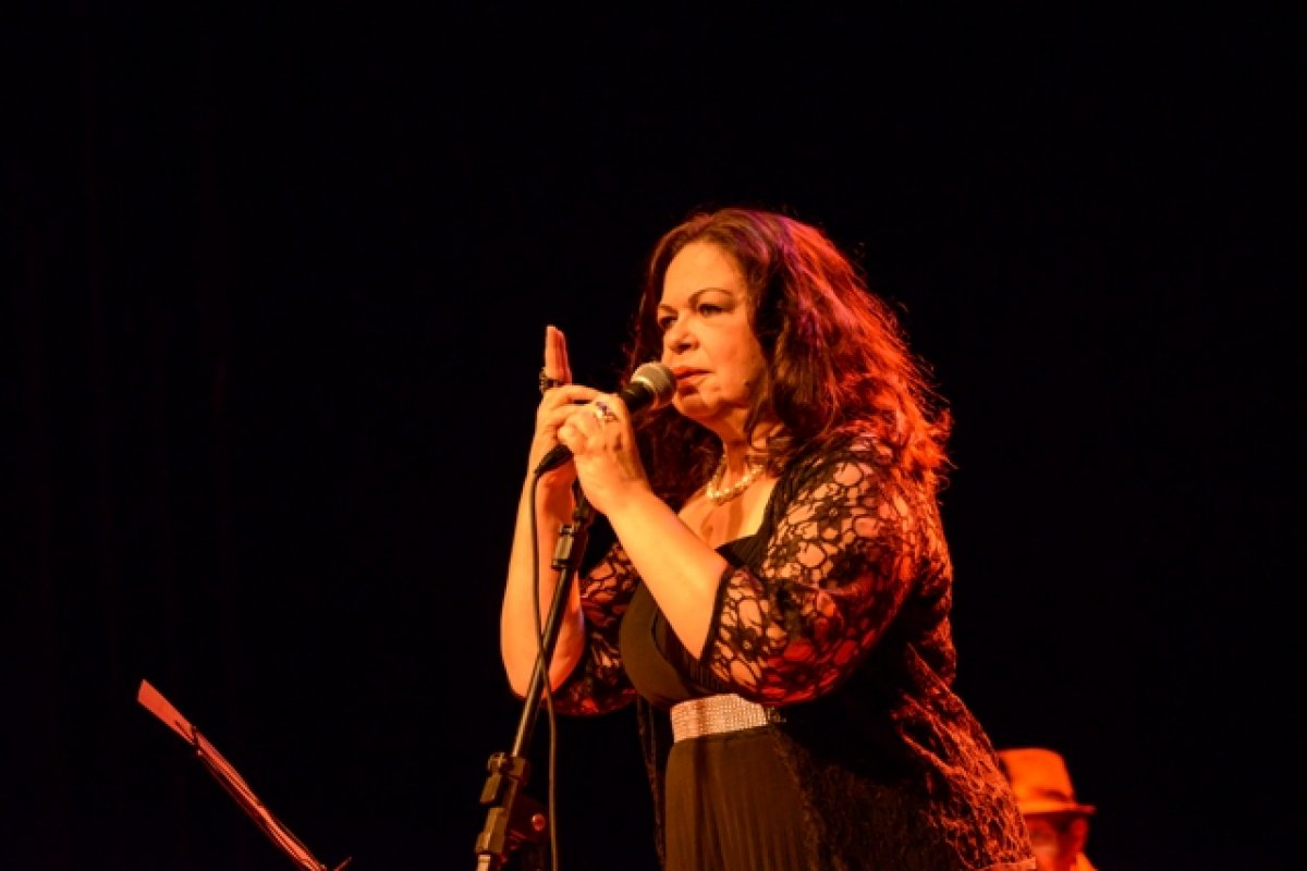 Amelinha realiza show em Salvador em homenagem aos 40 anos de carreira