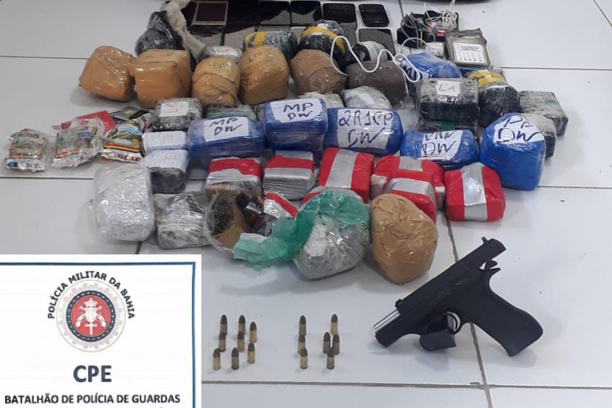 Polícia apreende cerca de 15 celulares que seriam arremessados para penitenciários