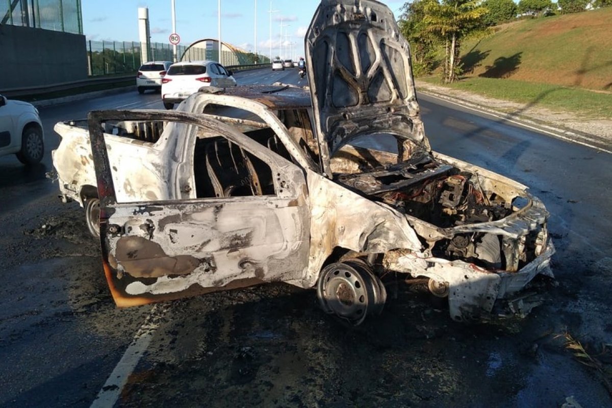 Carro pega fogo e motorista fica ferido em Salvador