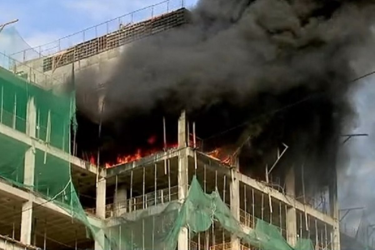 Incêndio atinge prédio de maternidade em construção em Fortaleza