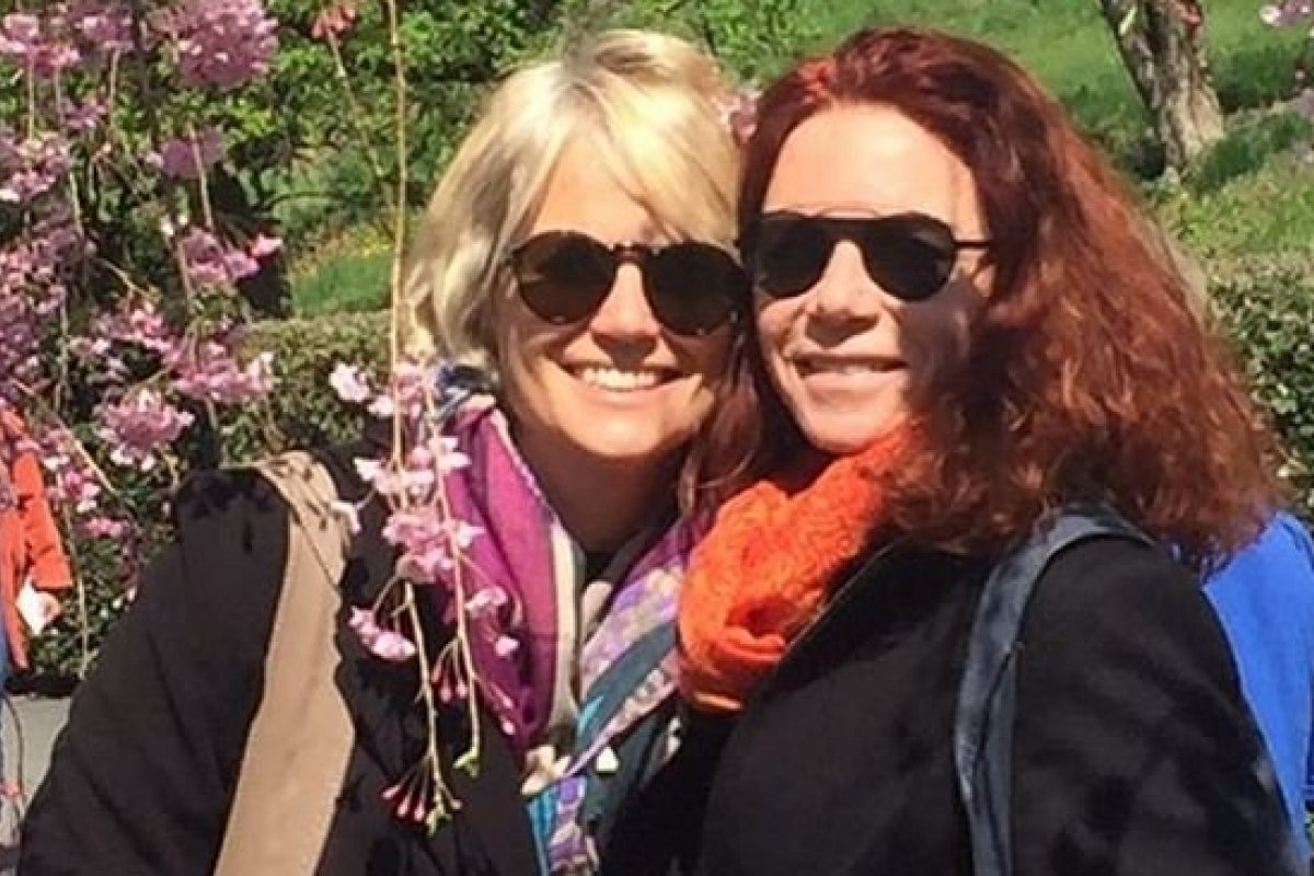 Leilane Neubarth, da GloboNews, posta foto com a namorada, que vem a ser produtora executiva da Globo