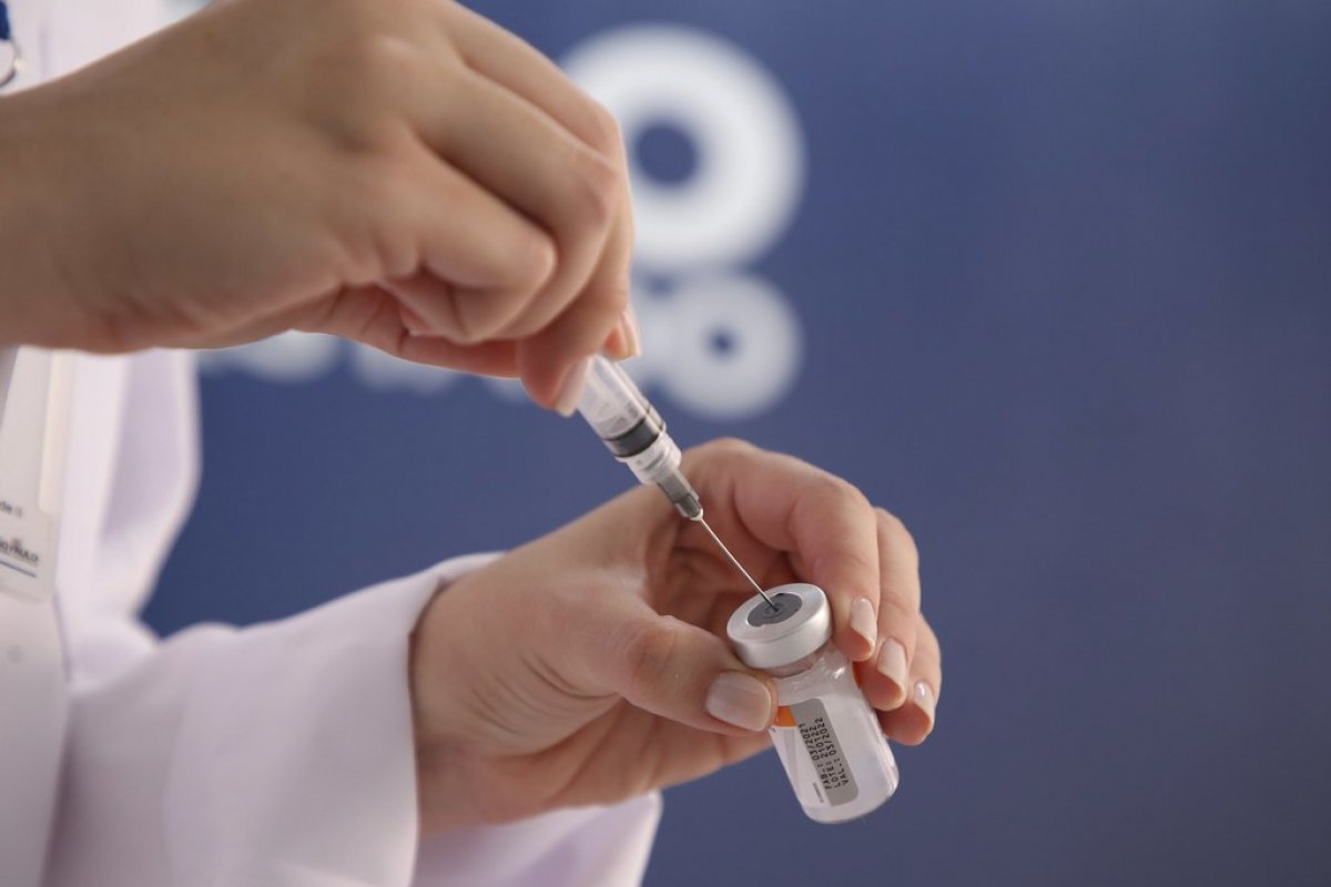 Covid-19: médicos são denunciados por tomar terceira dose da vacina