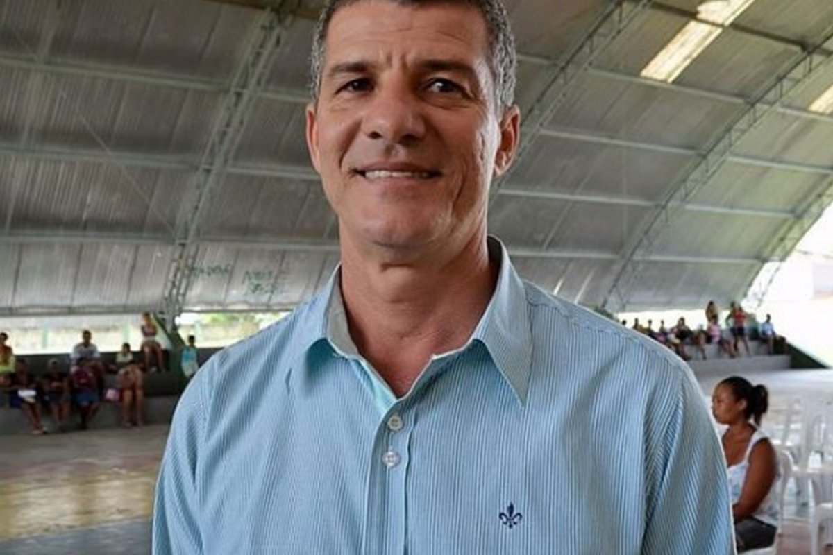 MP denuncia ex-prefeito de Salinas da Margarida por sucatear 15 carros da prefeitura