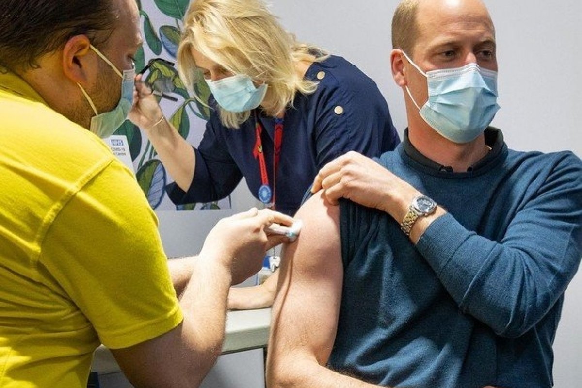 Príncipe William é vacinado contra a Covid-19