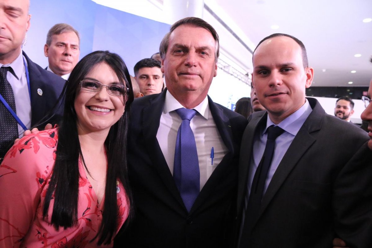 Bolsonaro afirma que vai cortar gastos para investir mais em educação cívico-militar