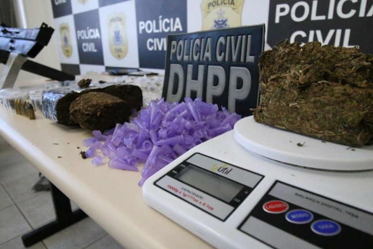 Polícia apreende droga e submetralhadora em Massaranduba