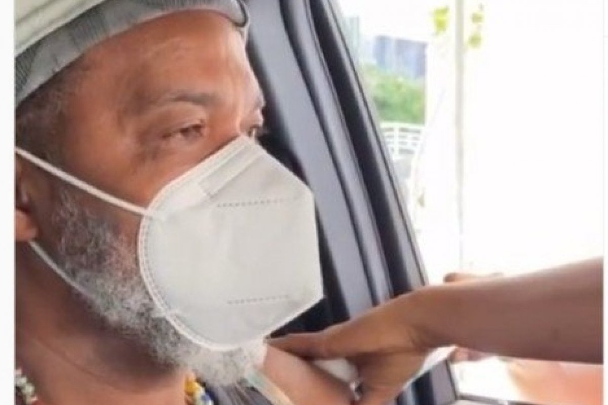 Vídeo: Carlinhos Brown recebe 1º dose da vacina contra a Covid-19 em Salvador