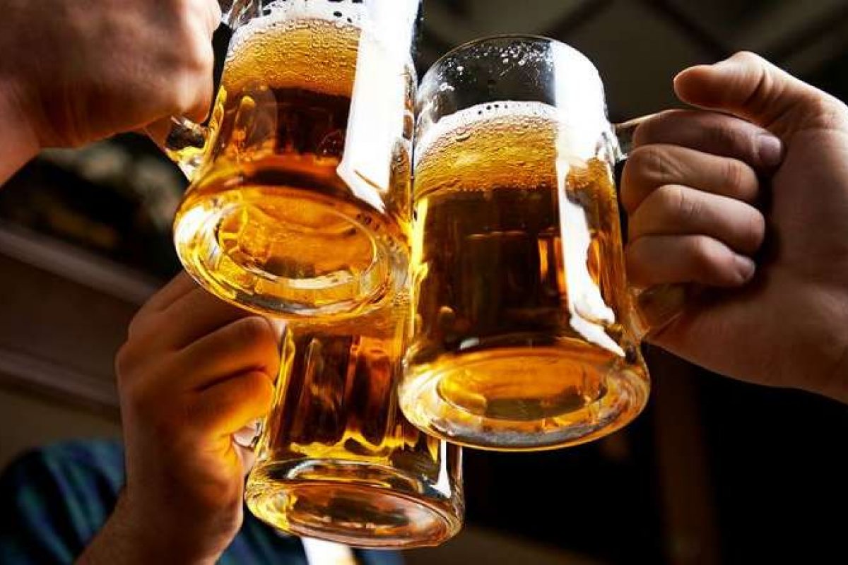 Beber qualquer quantidade de álcool causa danos ao cérebro, diz estudo