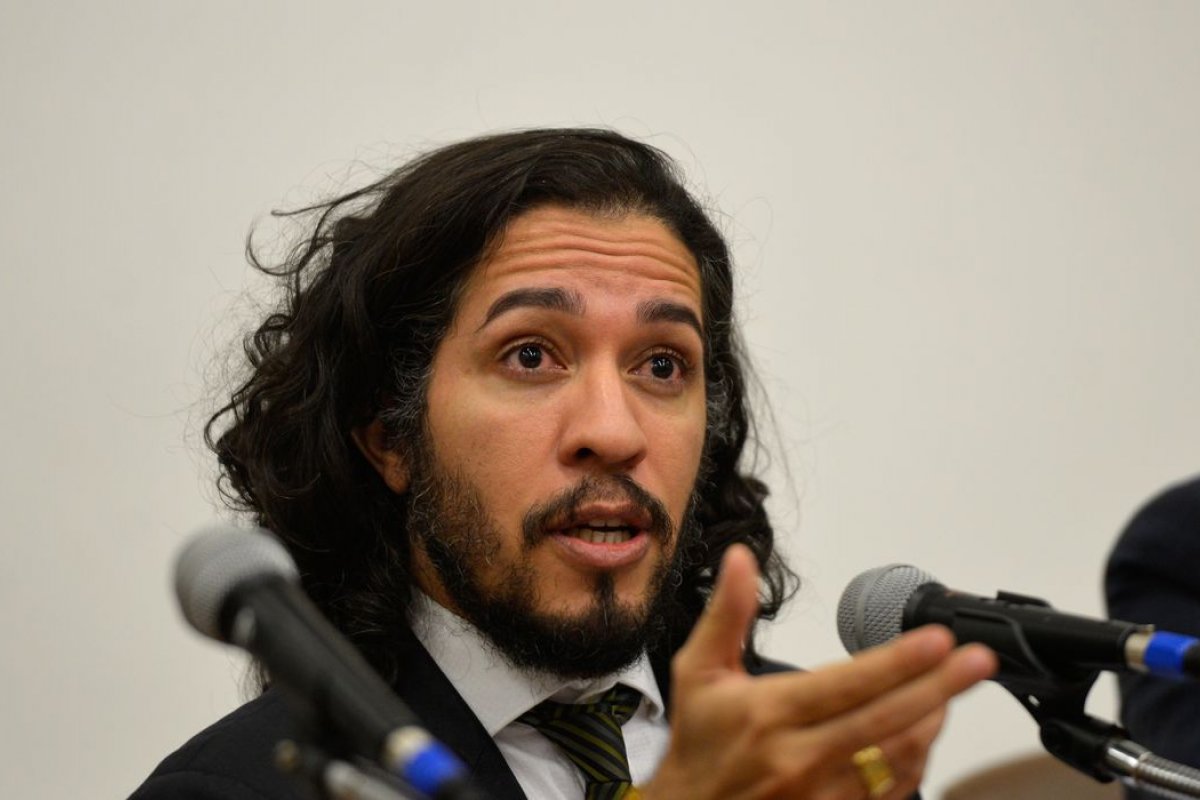 Jean Wyllys anuncia saída do Psol e filiação ao PT