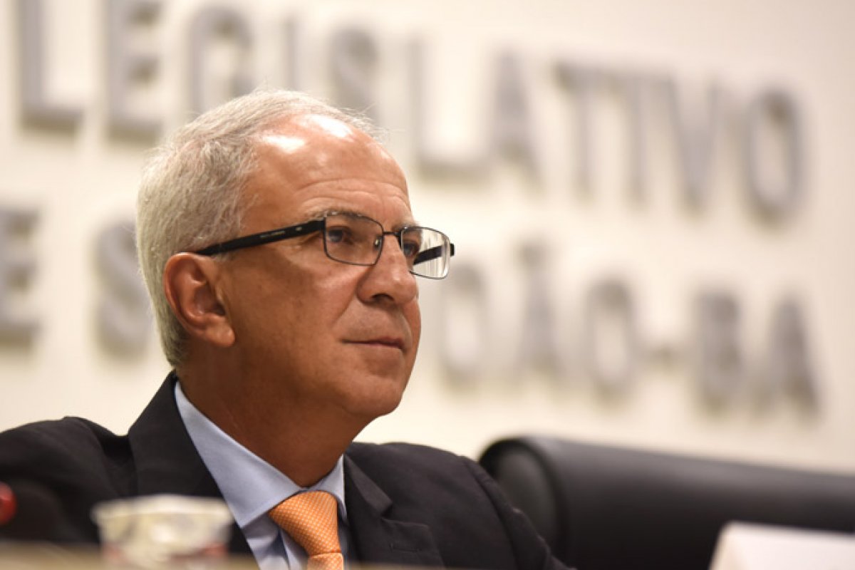 Secretário minimiza números e atribui contaminação dos professores à falta de cuidados