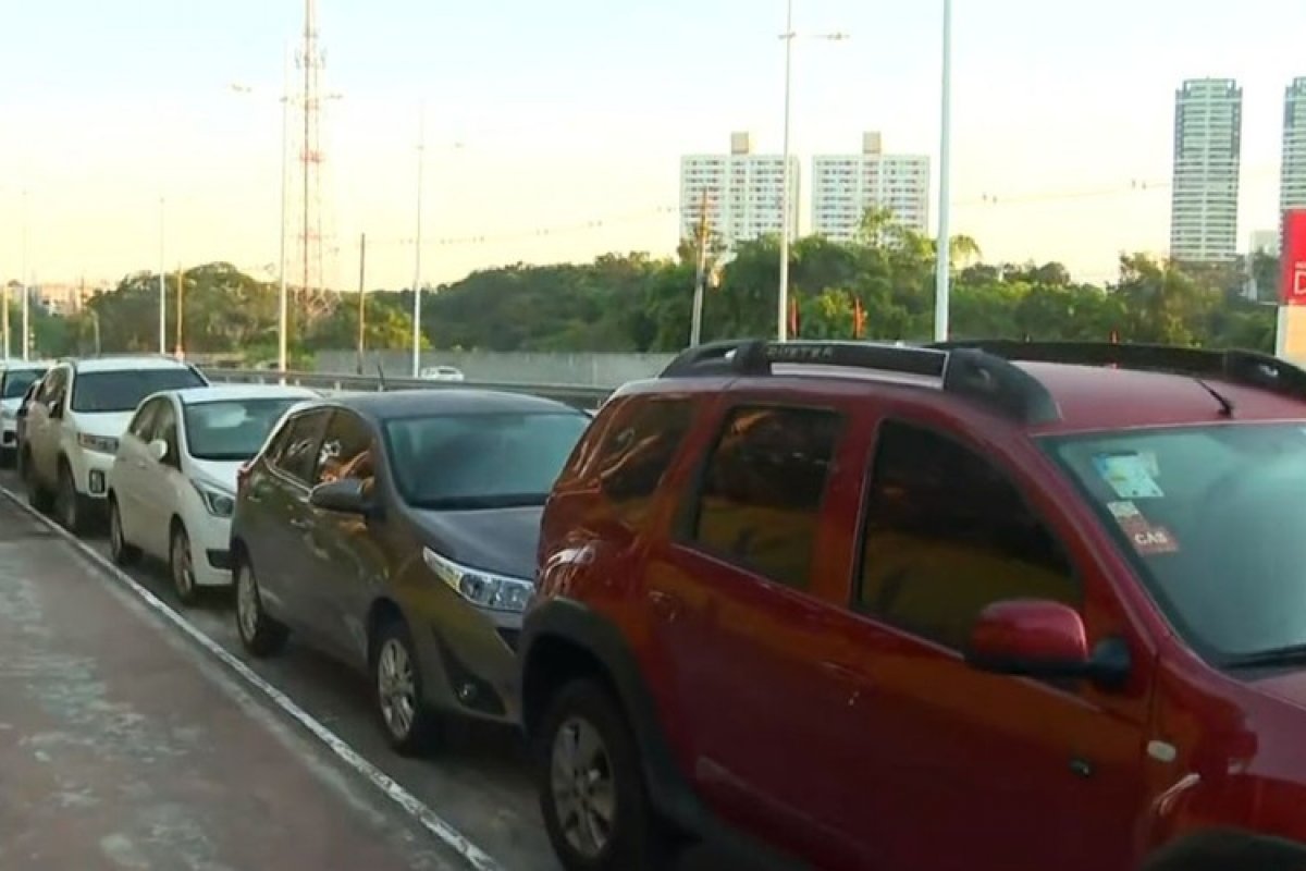 Pontos de vacinação contra Covid-19 em Salvador registram longas filas