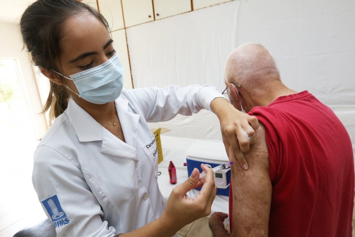 Após 4 meses, apenas 39% dos idosos tomaram duas doses da vacina, diz levantamento