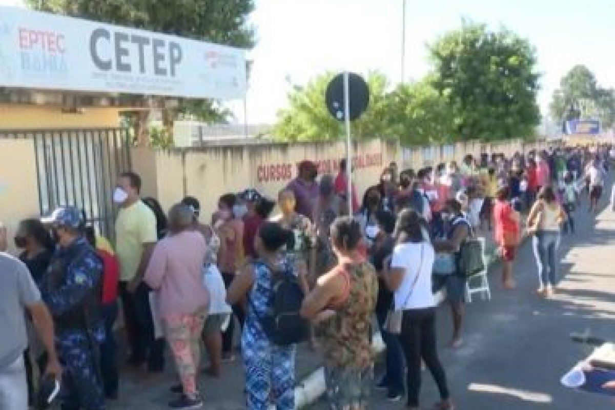 Moradores de Alagoinhas enfrentam filas longas em mutirão após chegada da vacina da Pfizer