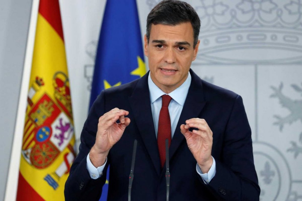 Primeiro-ministro da Espanha anuncia reabertura de fronteira para britânicos e turistas fora da UE