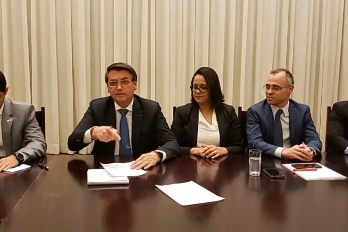 Algema está na cintura e é para ser usada, diz Bolsonaro, em live, sobre vetos na lei de abuso de autoridade
