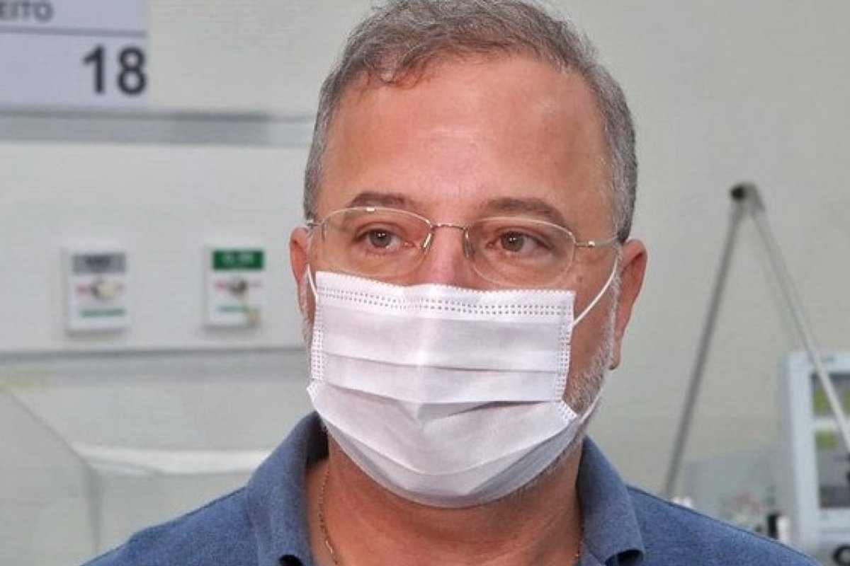 Fábio Vilas-Boas critica exportação de vacinas para outros países