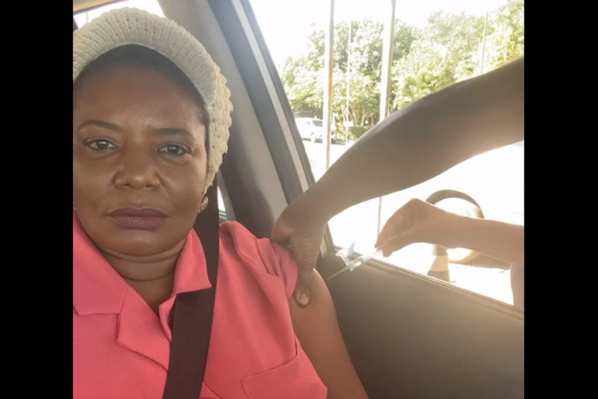 Margareth Menezes toma primeira dose da vacina contra covid-19: 'Todos têm direito a vida'