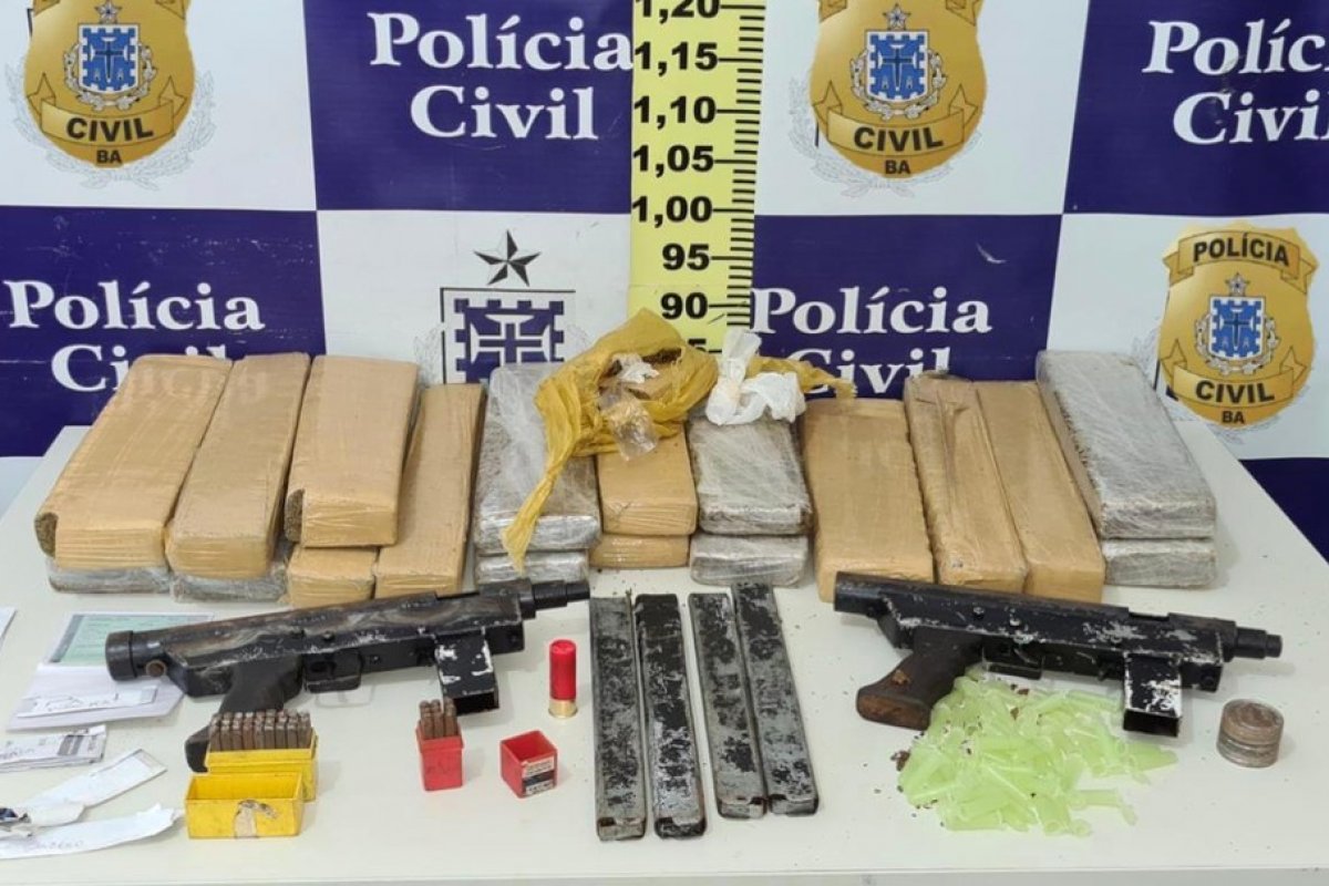 Polícia apreende 18 tabletes de maconha e duas metralhadoras em um povoado de Feira de Santana