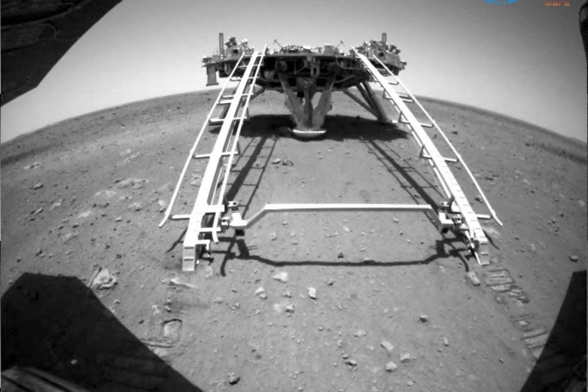 Robô enviado pela China inicia exploração em Marte