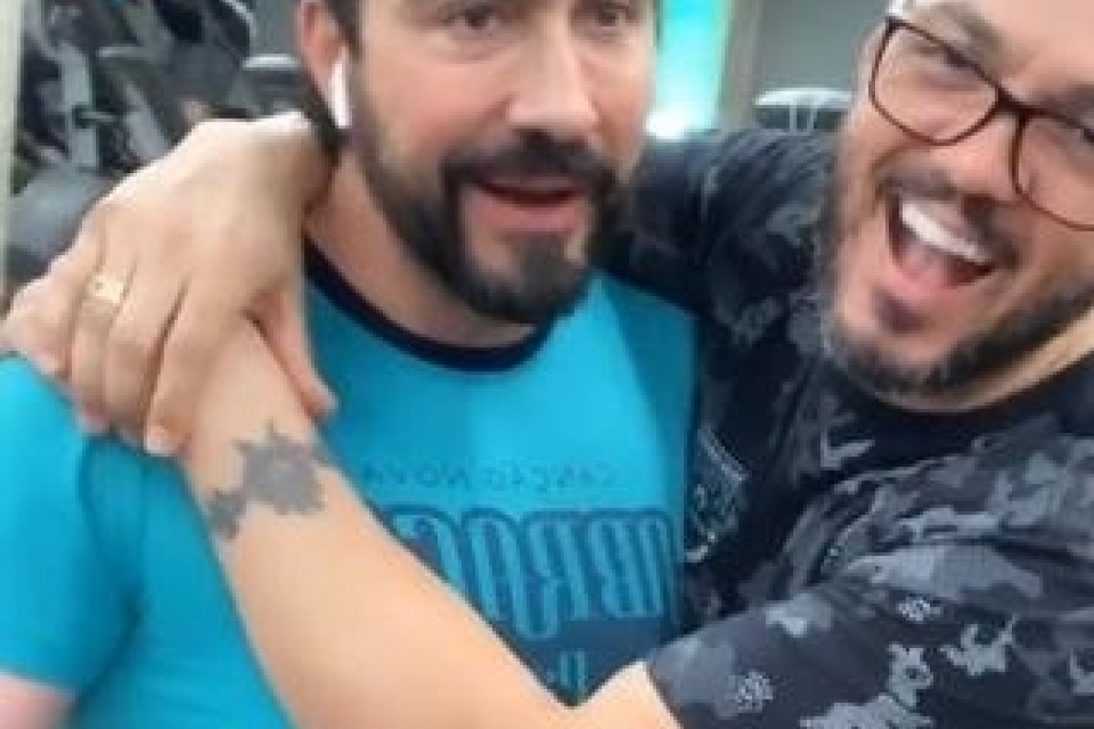 Padre Fábio de Melo e o cantor Belo malham juntos em academia