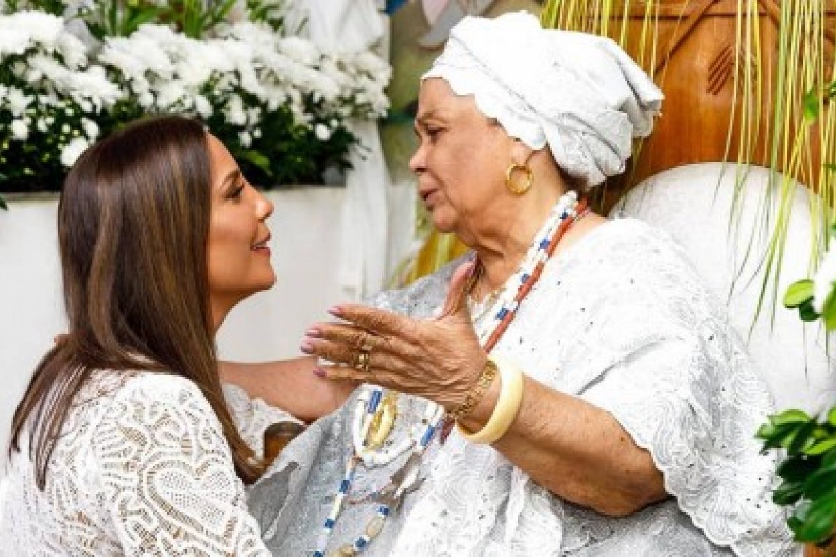 Ivete Sangalo vai a festa em terreiro de candomblé