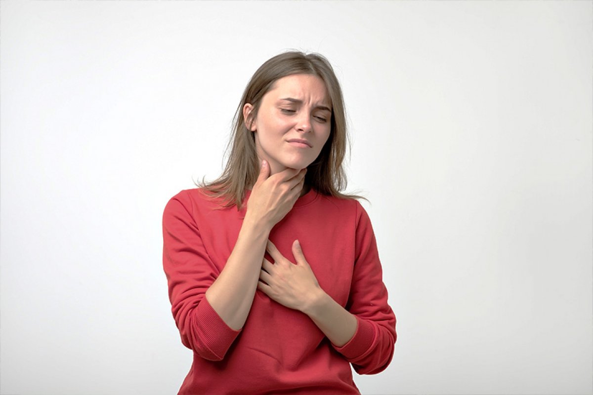 Rouquidão e voz soprosa são sequelas que podem surgir em pacientes pós-covid