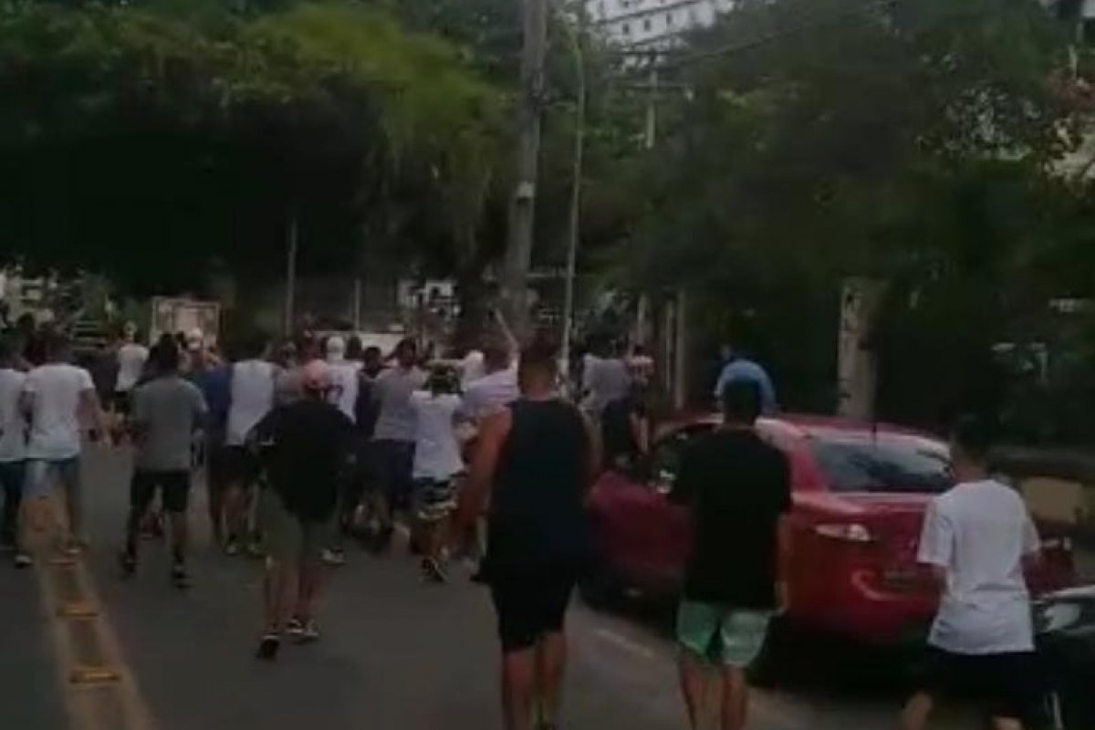 Vídeo: Confira a briga entre torcedores do Flamengo e Fluminense antes da final do Campeonato Carioca