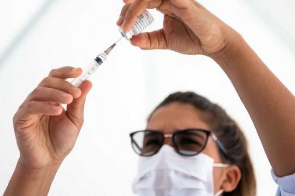 Mais de 5 milhões de vacinas para a 2ª dose contra Covid-19 estão em falta no Brasil