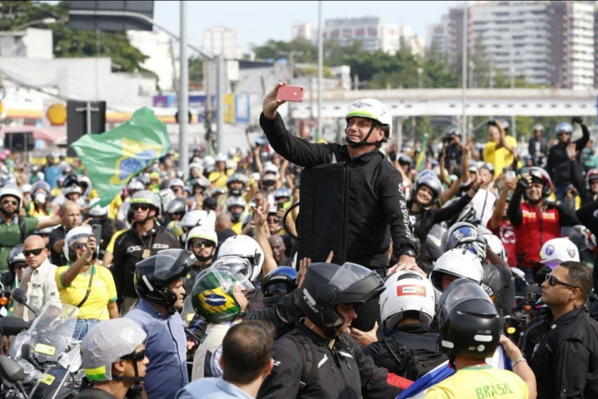 Vídeo: Bolsonaro participa de passeio com apoiadores motociclistas neste domingo (23)