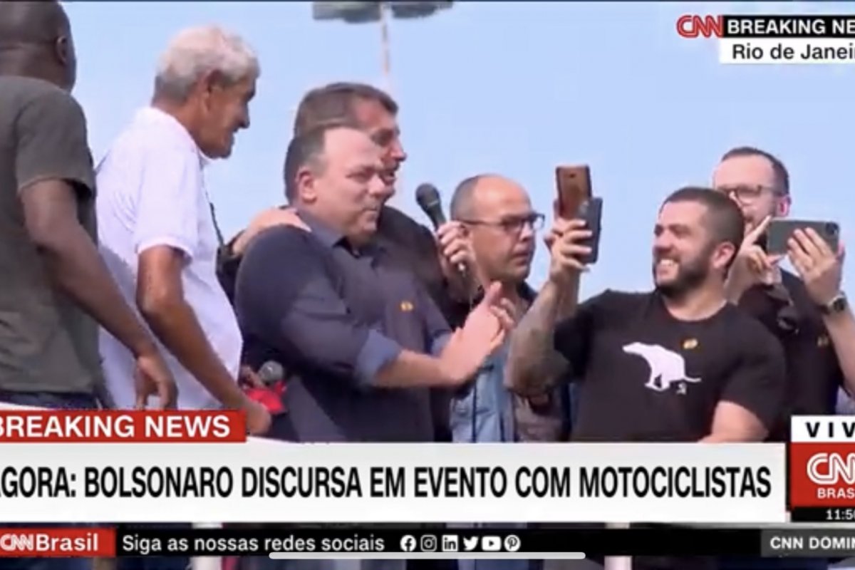 Vídeo: Pazuello aparece sem máscara ao lado de Bolsonaro em evento neste domingo (23) no Rio