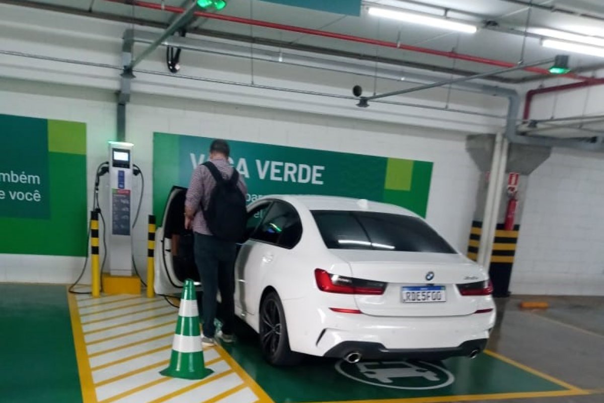 Veículos elétricos podem ser carregados na Ferreira Costa