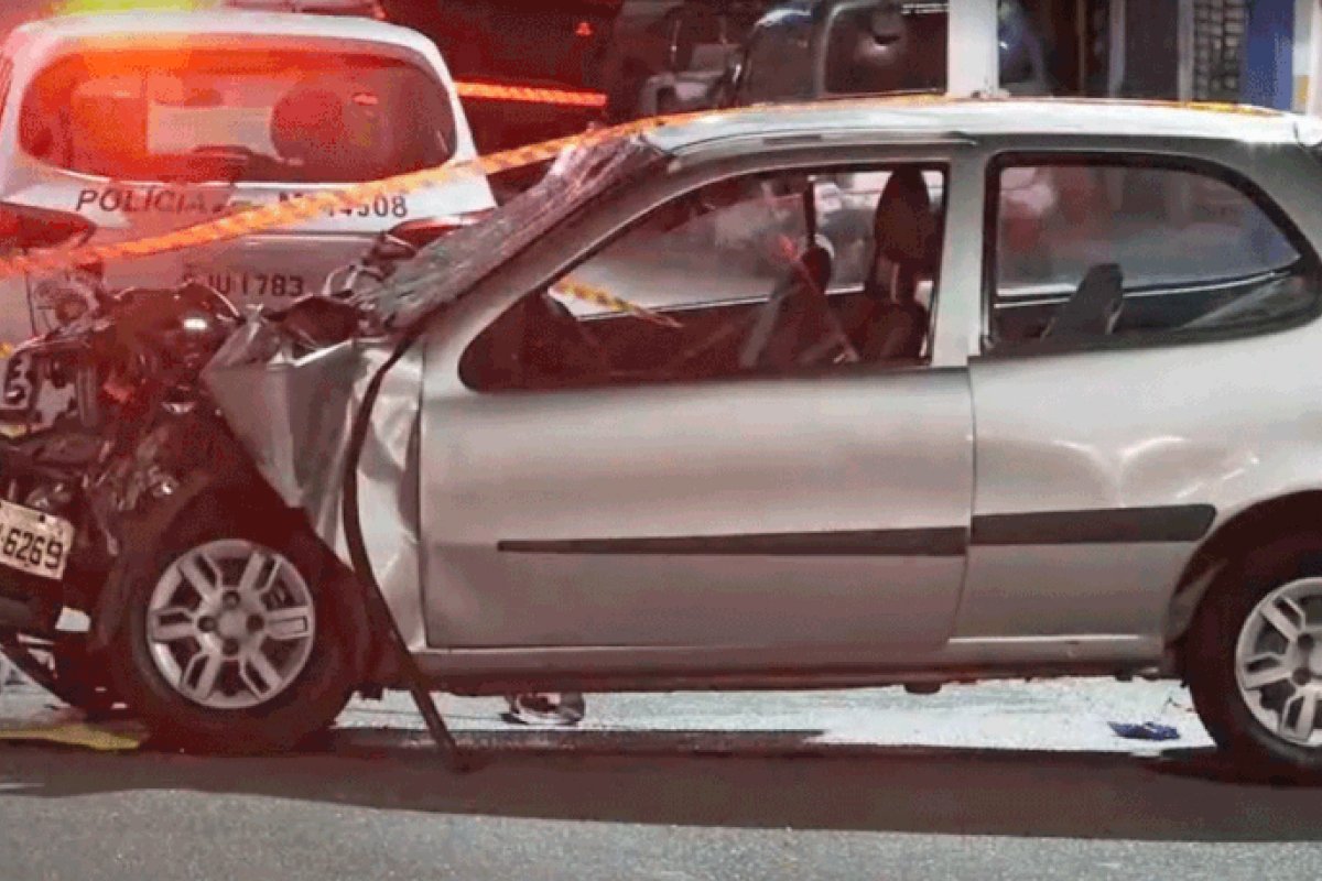 Jovem morre após perder controle de carro e bater em caminhão