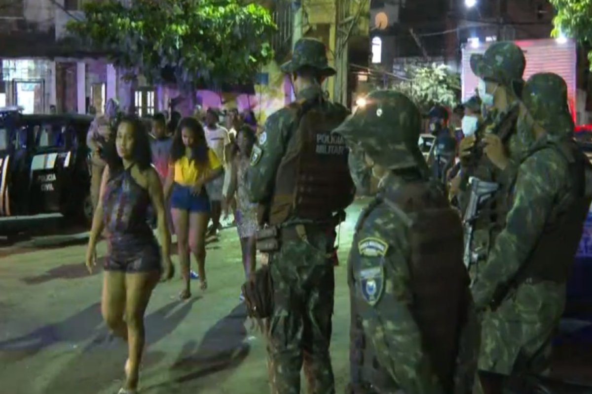 Festa com mais de 500 pessoas é encerrada nesta noite de domingo (23) no bairro do Lobato, em Salvador