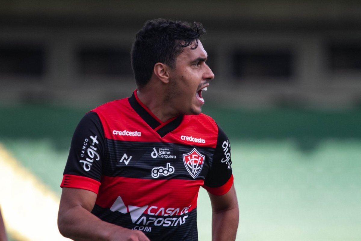 Em baixa no Vitória, Alisson Farias negocia retorno para o CRB