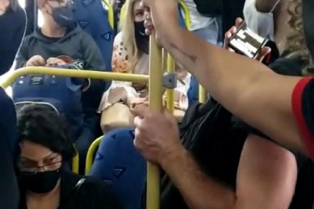 Vídeo mostra passageiros aglomerados em ônibus de companhia aérea que faz transporte entre aeroportos