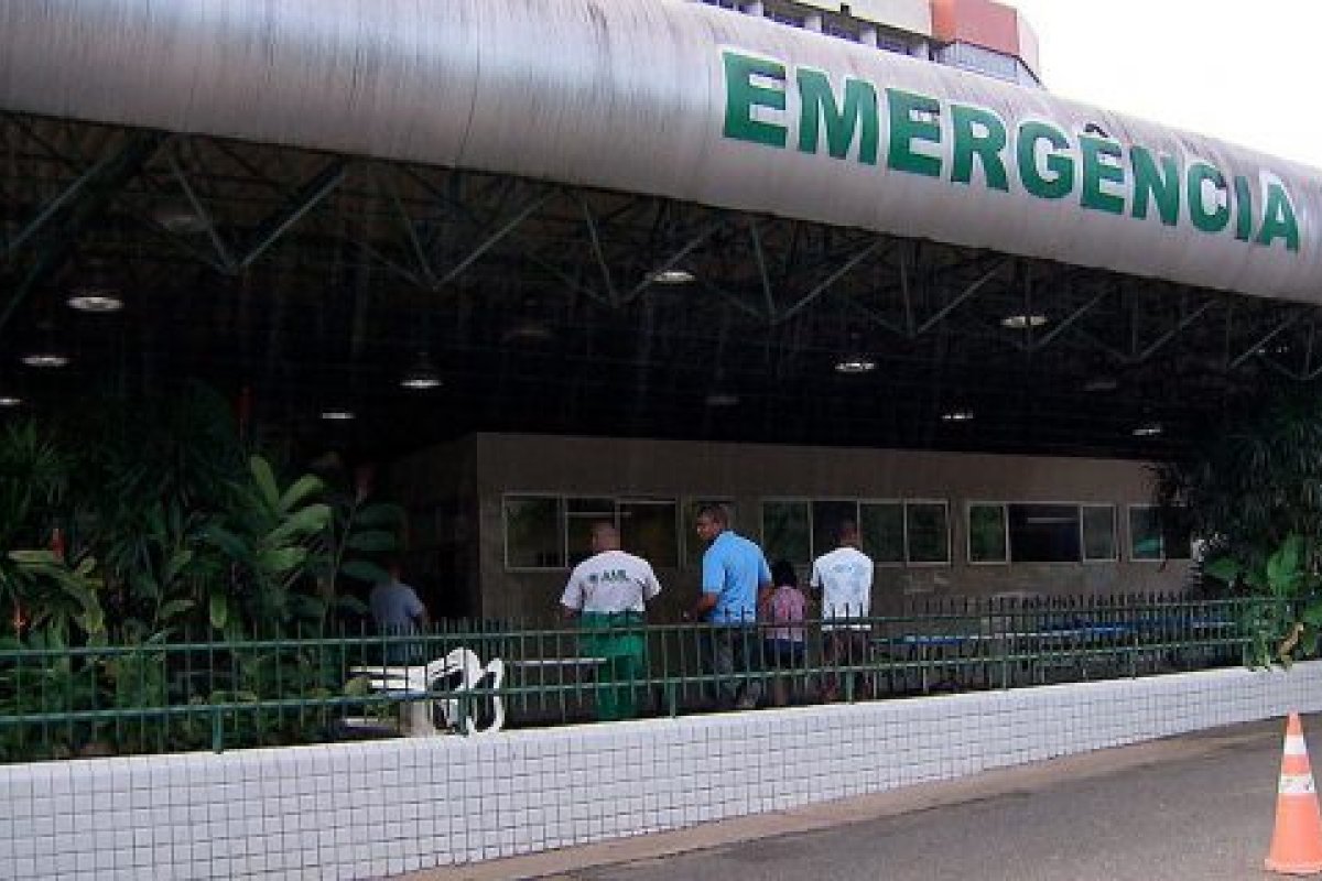 Acidente entre moto e micro-ônibus deixa um morto e um ferido em Salvador