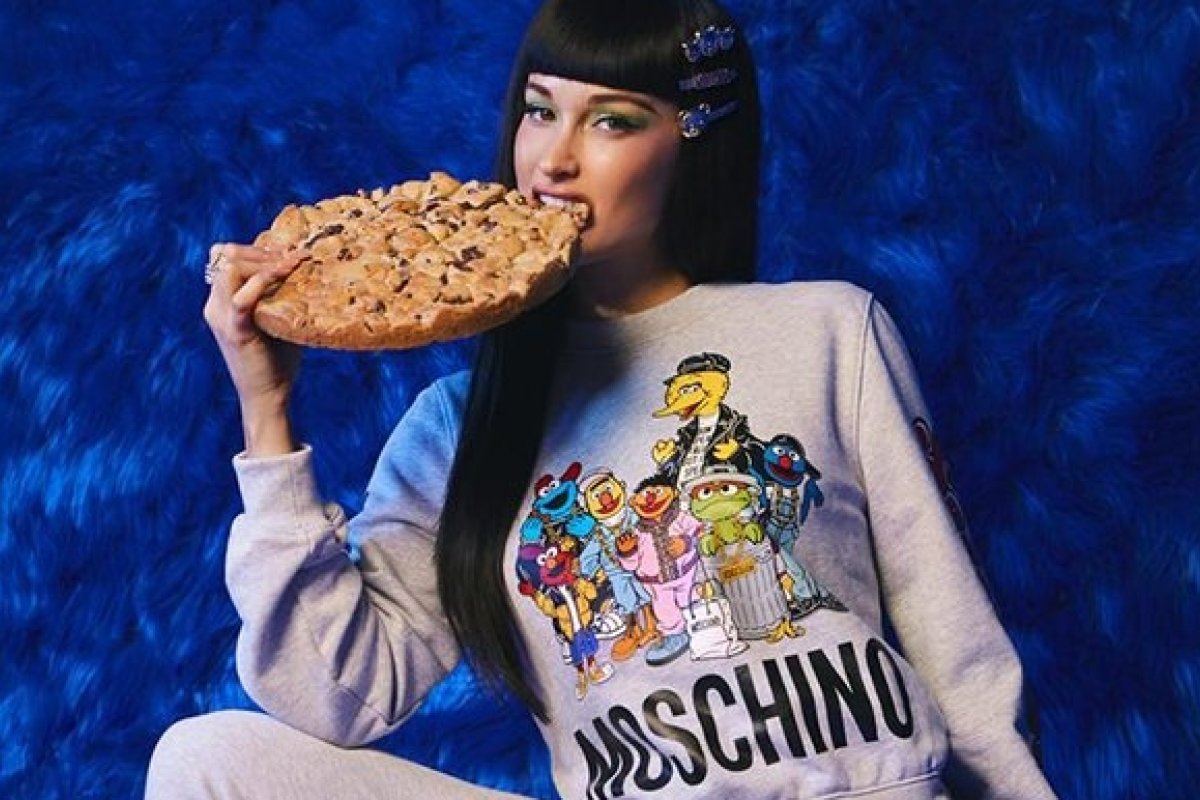 Moschino convida a cantora Kacey Musgraves para estrelar a coleção da ‘Vila Sésamo’