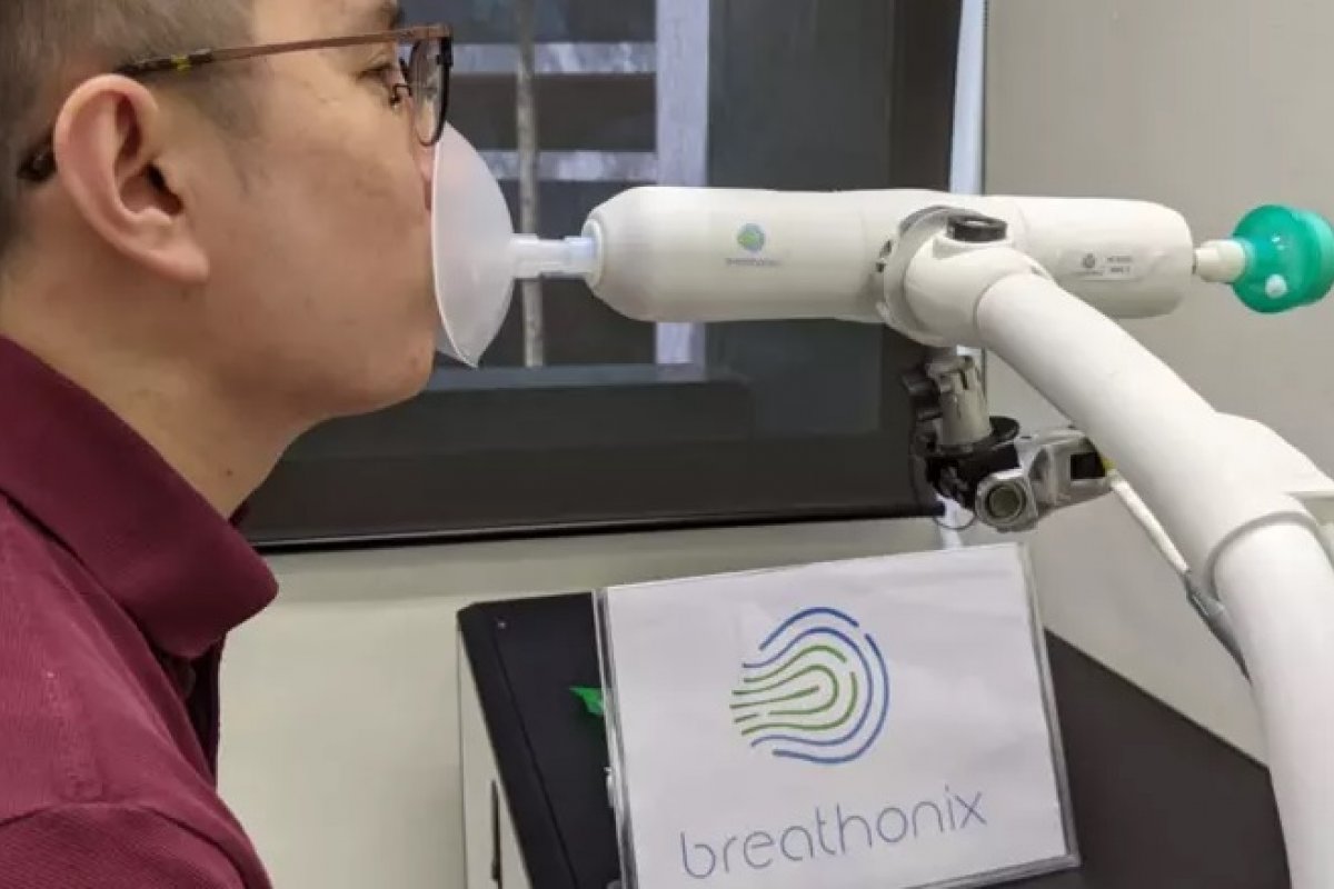 Cingapura aprova temporariamente teste do bafômetro que detecta covid-19