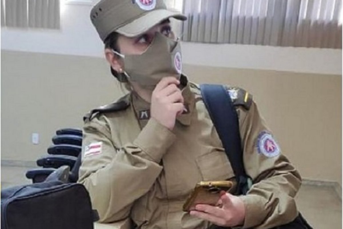 Mulher é presa após fingir ser policial para 'dar orgulho à família'