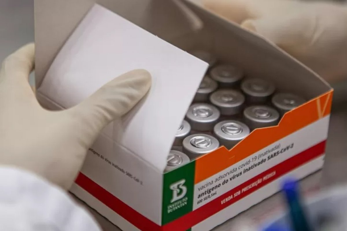 Após atraso, Brasil vai receber insumos da China nesta terça (25)