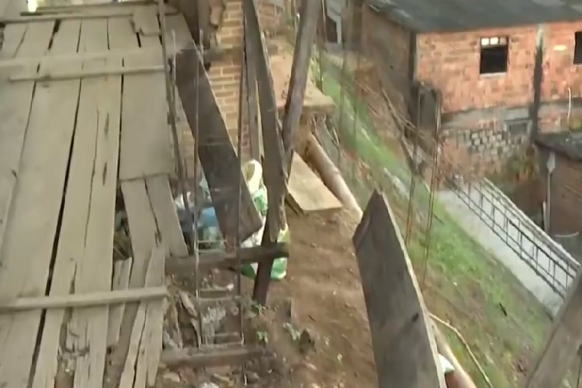 Homem morre após cair de ponte improvisada em encosta ao lado do Plano Inclinado, em Salvador