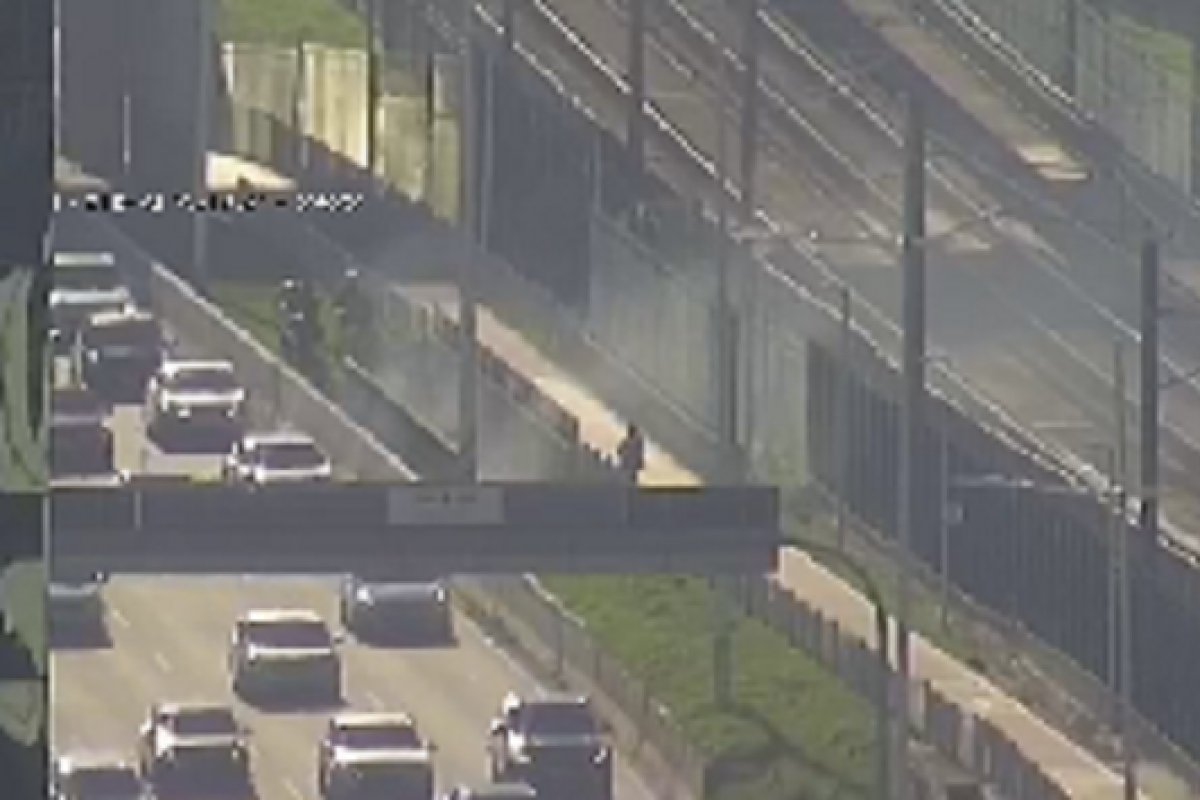 Incêndio é registrado embaixo de viaduto próximo ao metrô na Av. Paralela, em Salvador