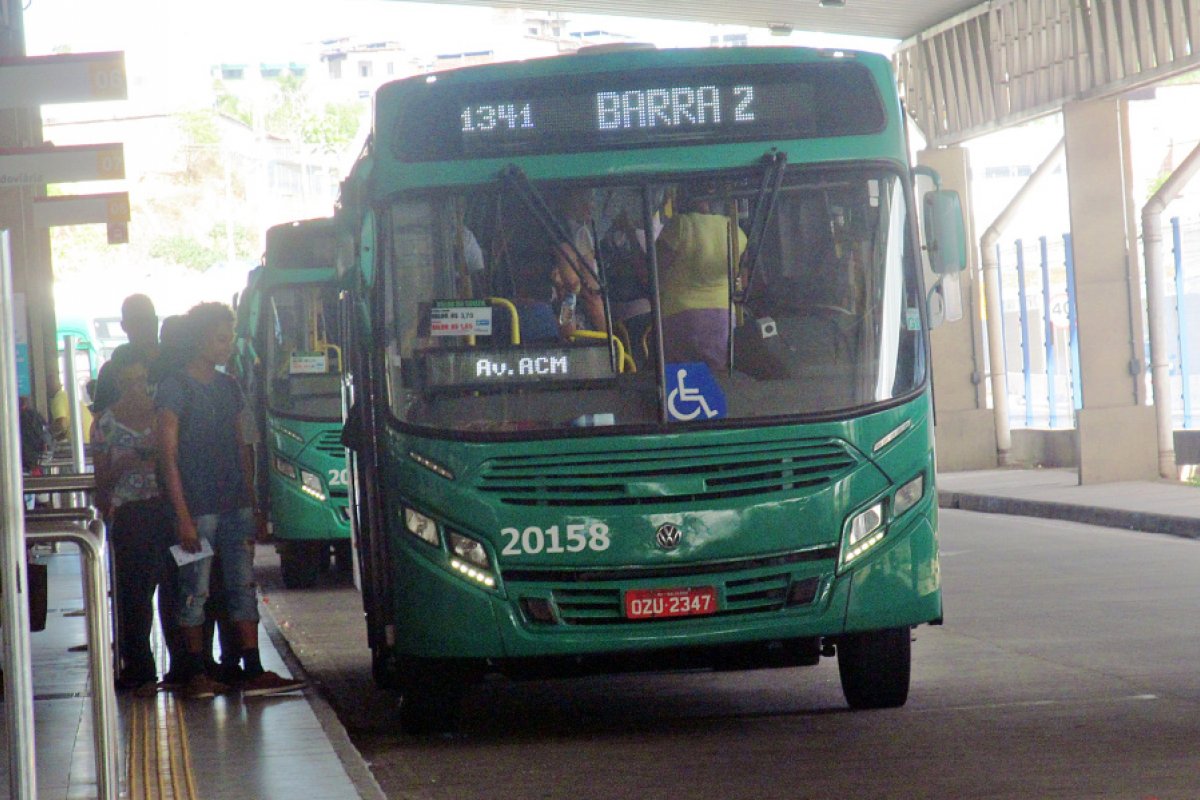 Homens armados assaltam ônibus em Salvador
