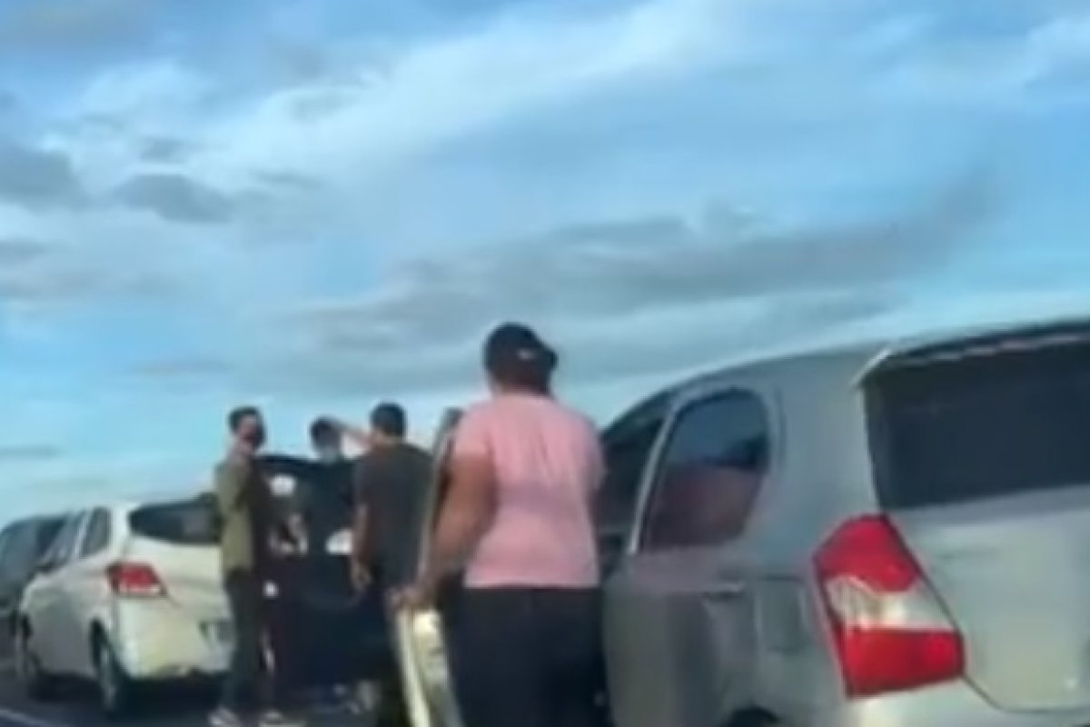 Engavetamento entre quatro veículos deixa trânsito lento na Av. Carybé, em Salvador