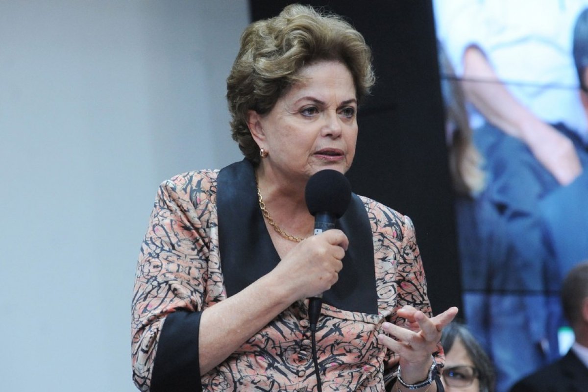 Ex-presidente Dilma Rousseff teve mal-estar nesta segunda-feira (24), diz assessoria